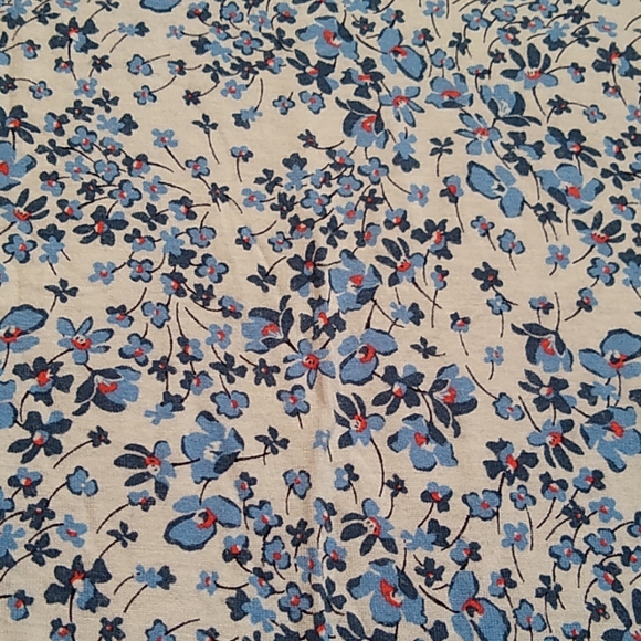 H&M Adorable ruffle sleeve top - Picture 2 of 3